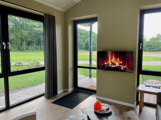 Interieur vakantiehuis met uitzicht naar buiten Interieur vakantiehuis met uitzicht naar buiten