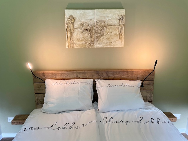 Slaapkamer met schilderij aan de muur Slaapkamer met schilderij aan de muur